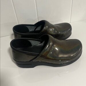 Dansko Mules Comfortable Stylish Footwear iridescent green sz 9.5 (40)